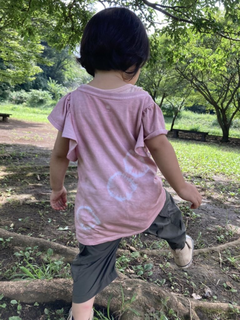 ベンガラ染めのTシャツを着た子供